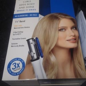 Max wet to dry In Styler rotating curling iron.